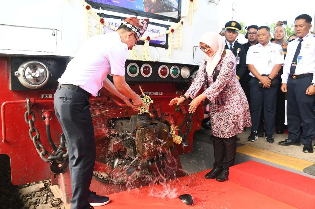 Bupati Banyuwangi Ipuk Fiestiandani dan Direktur Niaga KAI, Hadis Surya Palapa. memecahkan kendi sebagai simbolis pemberangkatan pertama perpanjangan rute KA Blambangan Ekspres (Foto: Istimewa)