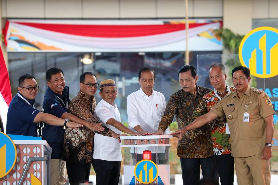 Pj Gubernur Jawa Tengah, Nana Sudjana saat mendampingi Presiden Joko Widodo (Jokowi) meresmikan Kawasan Industri Terpadu Batang (KITB) pada Jumat, 26 Juli 2024. (Foto: Pemprov Jateng)