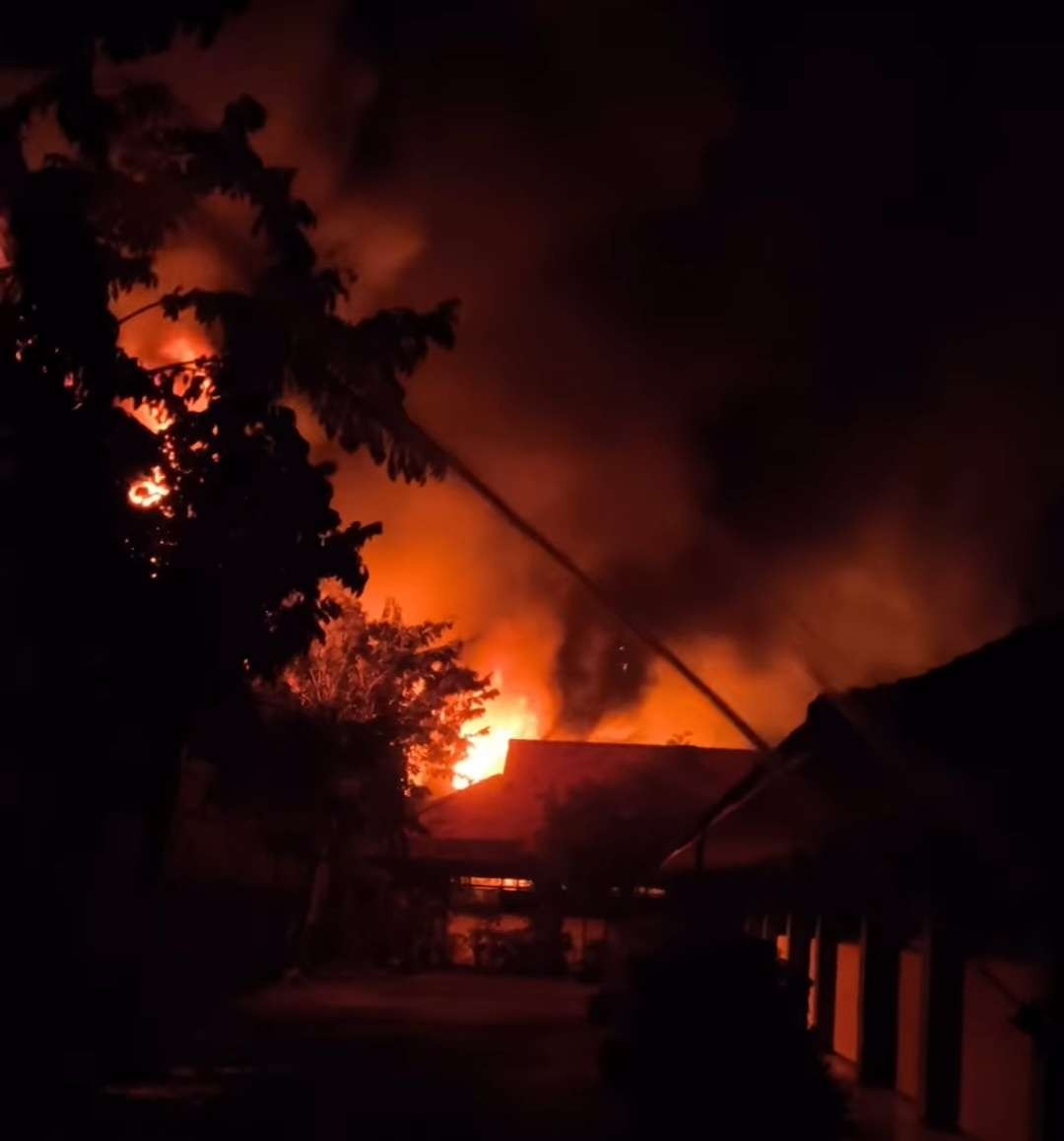 Kebakaran gudang ATK di Raya Raci Benowo, Pakal, Surabaya, Kamis 25 Juli 2024 pukul 22.58 WIB hingga 05.00 WIB. (Foto: Instagram Call 112)