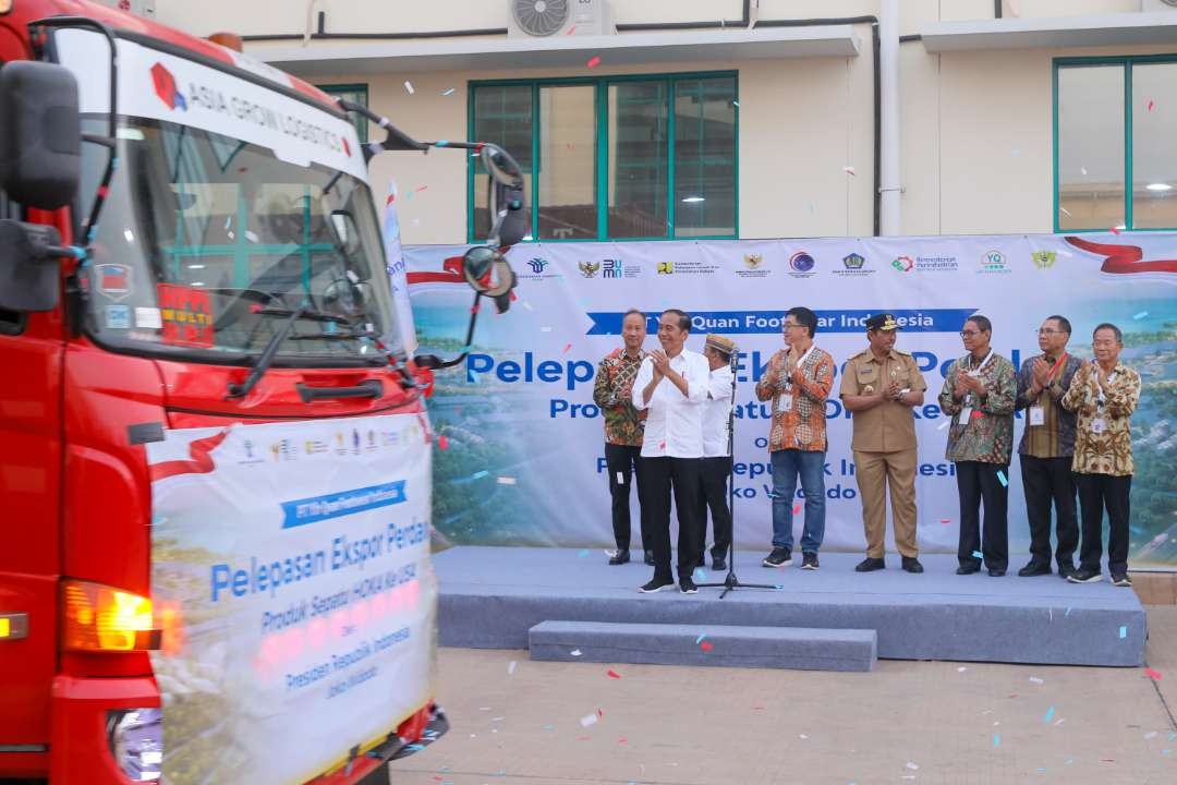 Pj Gubernur Jateng, Nana Sudjana mendampingi Presiden Joko Widodo (Jokowi) melepas ekspor sebanyak 16.000 pasang sepatu. (Foto: Dok Jateng)