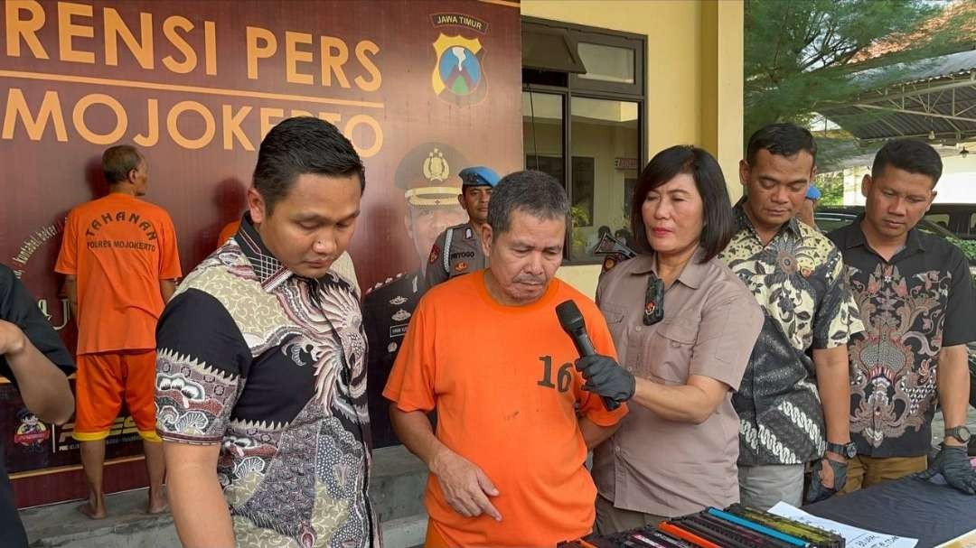 Pembuat Upal dihadirkan dalam konferensi pers di Mapolres Mojokerto. (Foto Deni Lukmantara/Ngopibareng.id)