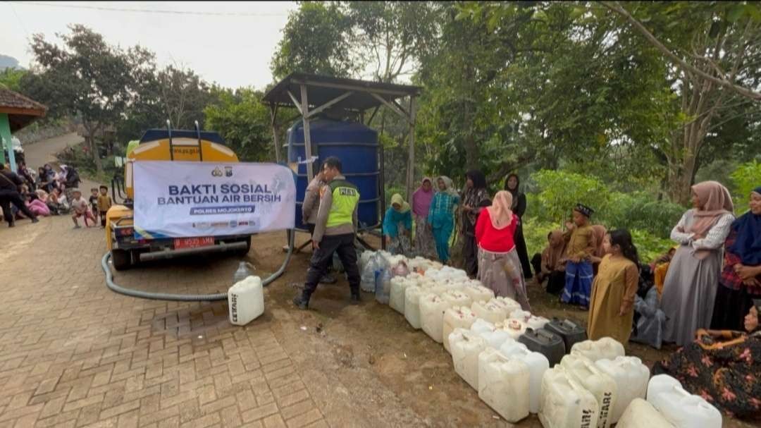 Warga Dusun Kandangan Desa Kujorowesi Kecamatan Ngoro saat antre bantuan air bersih dari polisi. (Foto: Deni Lukmantara/Ngopibareng.id)