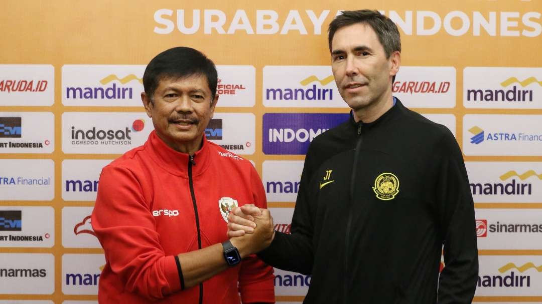 Pelatih Timnas U-19, Indra Sjafri bersama Pelatih Timnas Malaysia Juan Torres Garrido. (Foto: Fariz Yarbo/Ngopibareng.id)