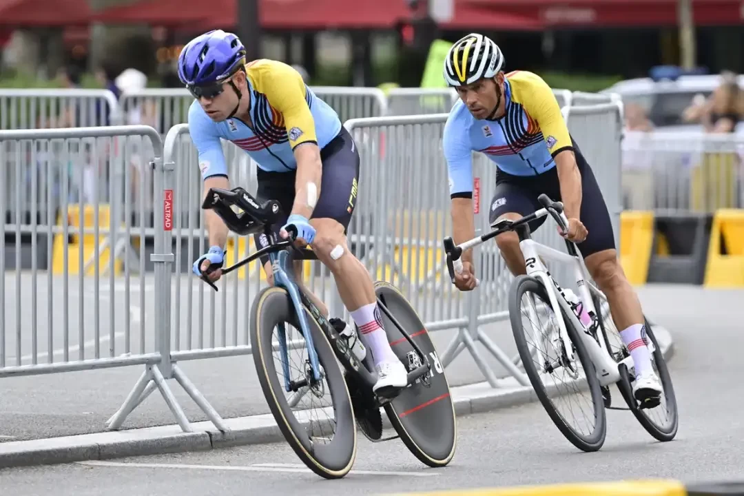 Terlihat juga Van Aert menggunakan wheelset profil tebal di depan saat sesi latihan.