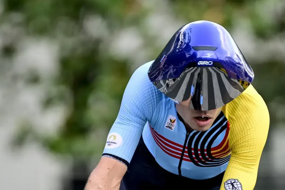 Helm GIro Aerohead 2.0 yang digunakan untuk meningkatkan aerodinamika di sekitar kepala dan bahu.