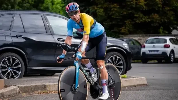 Wout van Aert menggunakan disc wheel di depan dan belakang di Cervelo P5 nya untuk berlaga di time trial Olimpiade Paris 2024. (Foto: Istimewa)