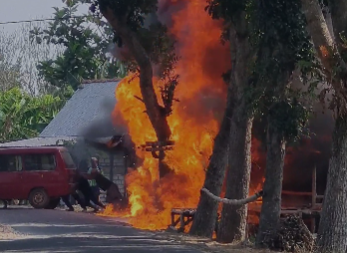 Sebuah mobil yang berhasil diselamatkan, saat terjadi kebakaran di warung di Desa Padang, Kecamatan Trucuk, Kabupaten Bojonegoro pada Sabtu 27 Juli 2024. (Foto: tangkapan layar)