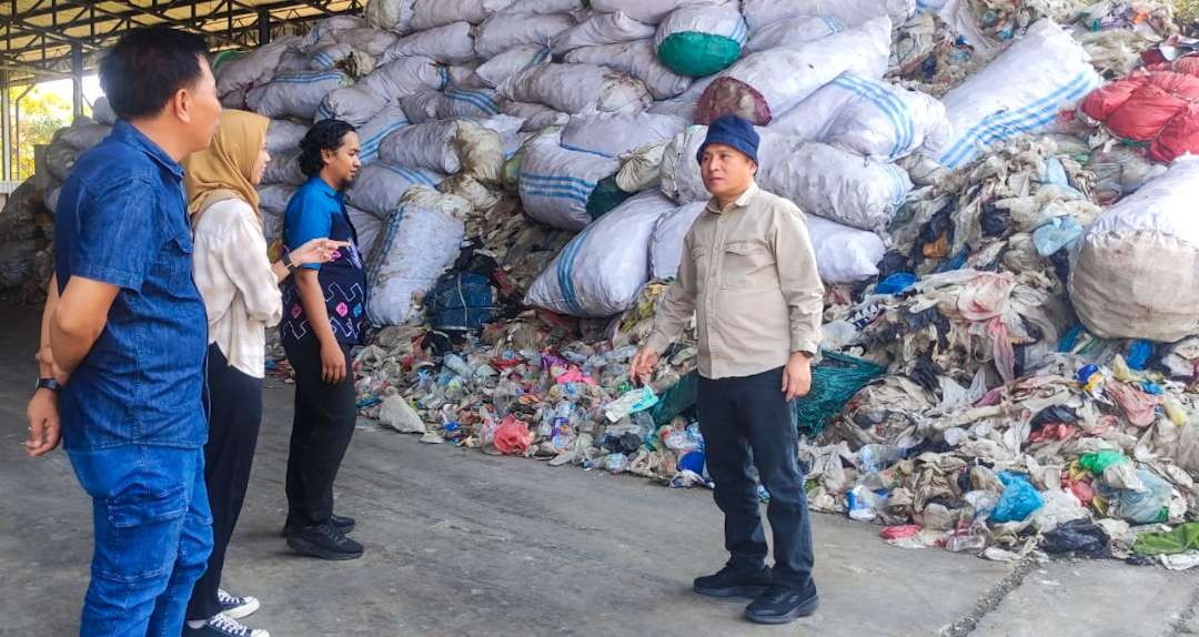 Bahrul Amig bersama Otorita IKN di TPA Jabon, Sidoarjo, Jawa Timur. (Foto: Aini Arifin/Ngopibareng.id)