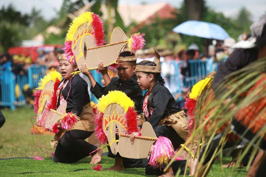 Anak-anak bergembira membawakan Permainan tradisional dalam Festival Memengan (Foto Humas Pemkab Banyuwangi)