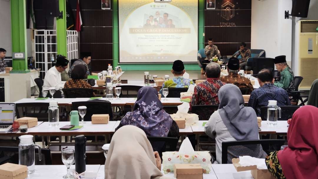 Penulis buku Resoloesi Djihad NU Perang Sabil di Surabaya 1945, Riadi Ngasiran, saat memaparkan tentang hasil karyanya. (Foto: Fariz Yarbo/Ngopibareng.id)