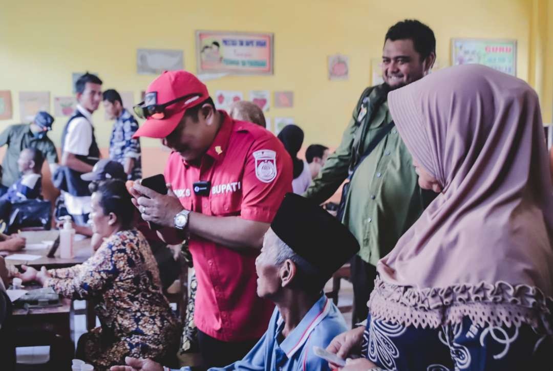 Bupati Jember Hendy Siswanto saat kegiatan bakti sosial peduli Bandealit. (Foto: Dokumentasi Diskominfo)