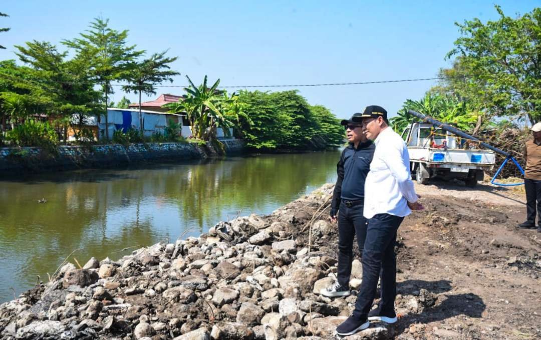 Plt Bupati Sidoarjo, Subandi saat pantau pengerjaan jembatan Bailey (Foto : Aini/Ngopibareng.id)