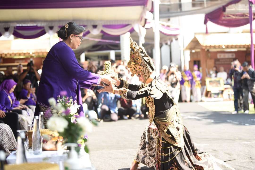 Pj WaliKota Kediri Zanariah menyaksikan prosesi upacara manusuk sima, dengan menggunakan baju Kediren (Foto: Istimewa)