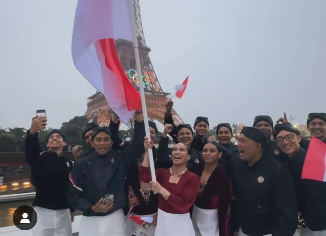 Defile atlet Indonesia. Maryam March Mahara kibarkan bendera Merah Putih. (Foto: Istimewa)