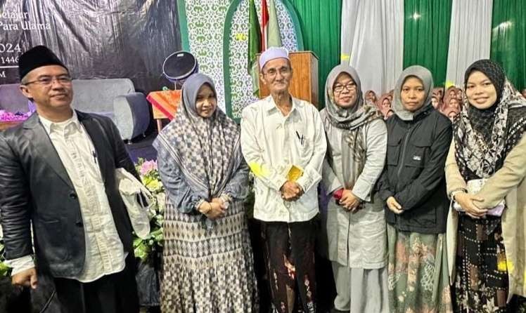 KH Husein Muhsmmad bersama Bu Nyai Pesantren di Jember. (Foto: dok/ngopibareng.id)