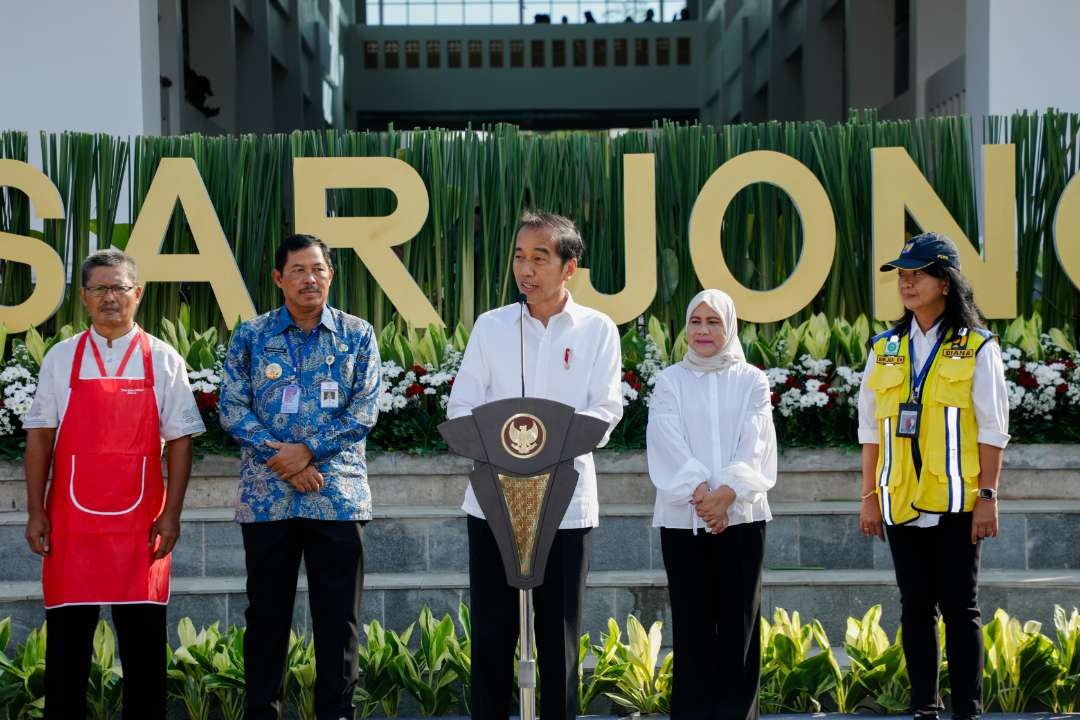 Penjabat Gubernur Jawa Tengah Nana Sudjana saat mendampingi Presiden Joko Widodo meresmikan Pasar Jongke di Jalan Dr Rajiman, Laweyan, Kota Surakarta, Sabtu, 27 Juli 2024. (Foto: Pemprov Jawa Tengah)