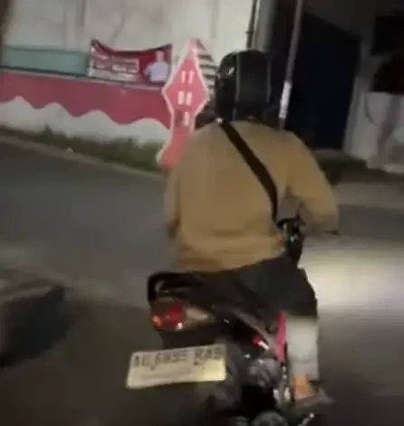 Korban begal payudara di Tulungagung, sempat mengejar pelaku berikut merekam kendarannya. (Foto: tangkapan layar youtube)