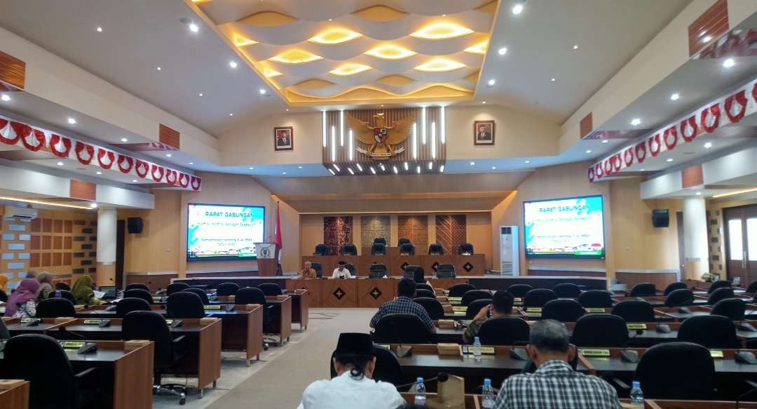 Rapat gabungan komisi-komisi bersama eksekutif membahas KUA-PPAS tahun 2025 (Foto: Khoirul Huda/Ngopibareng.id)