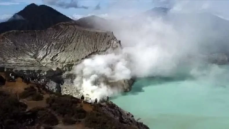 Pusat Vulkanologi dan Mitigasi Bencana geologi (PVMBG) melarang masyarakat melakukan aktivitas di radius 1,5 km dari puncak kawah Gunung Ijen. (Foto: PVMBG)