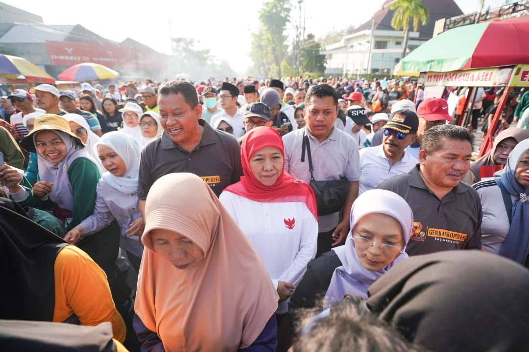 Khofifah Indar Parawansa jalan sehat, Minggu 28 Juli 2024. (Foto: Istimewa)