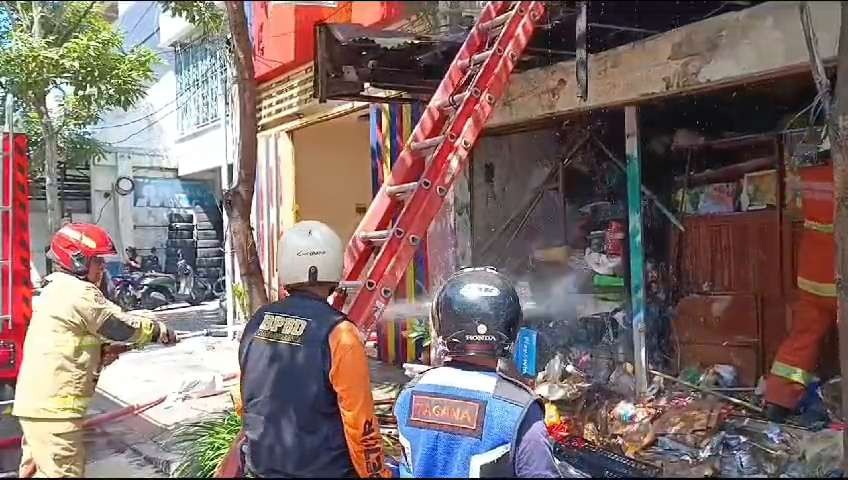 Petugas Dinas Pemadam Kebakaran dan Penyelamatan Kota Surabaya saat memadamkan kebakaran pada sebuah rumah tua di Jalan Kertajaya, Surabaya, Minggu 28 Juli 2024. (Foto: Julianus Palermo/Ngopibareng.id)