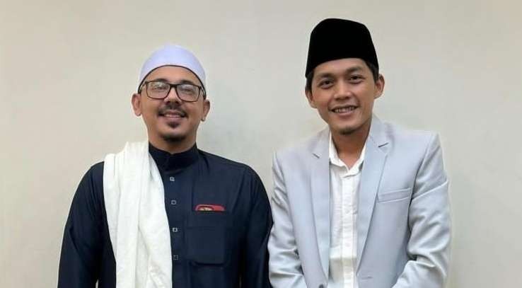 Gus Baha bersama seorang juru dakwah. Ilustrasi)