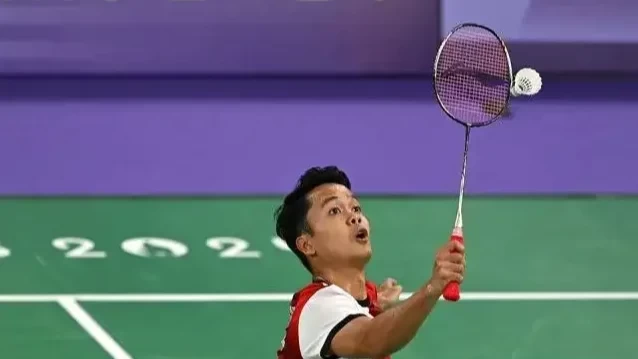 Tunggal putra Indonesia Anthony Sinisuka Ginting tampil dominan dan meraih kemenangan dalam laga pertama fase grup Olimpiade Paris 2024. (Foto: PBSI)