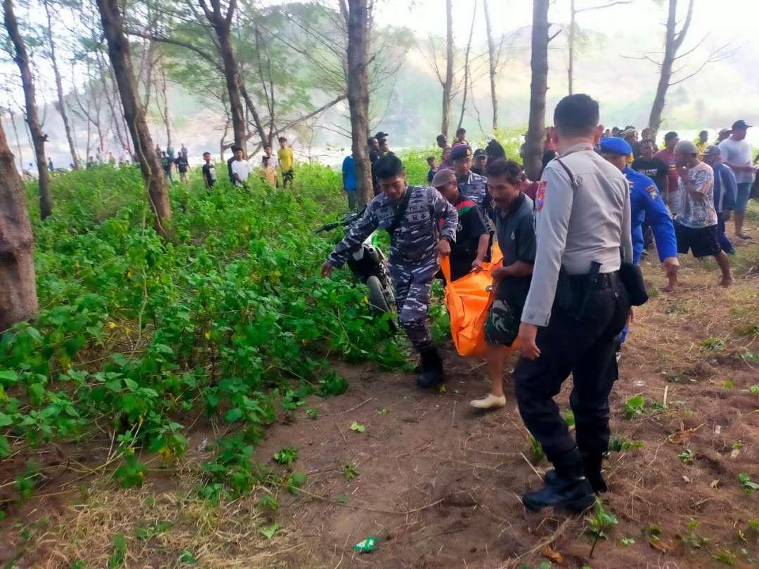 Proses evakuasi korban. (Foto: Choirul Anam/Ngopibareng.id)