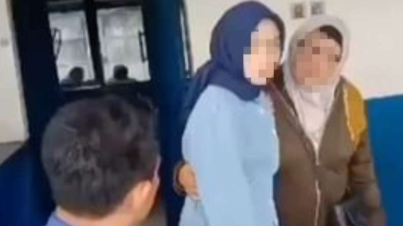 Pemotor perempuan jatuh sendiri usai salip ambulans malah minta ganti rugi ke sopir bus. (Foto: Istimewa)