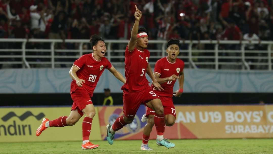 Pemain Timnas U-19, Muhammad Alfharezzi Buffon (tengah) melakukan selebrasi usai menjebol gawang Malaysia di Stadion Gelora Bung Tomo (GBT), Surabaya, Sabtu 27 Juli 2024. (Foto: Fariz Yarbo/Ngopibareng.id)