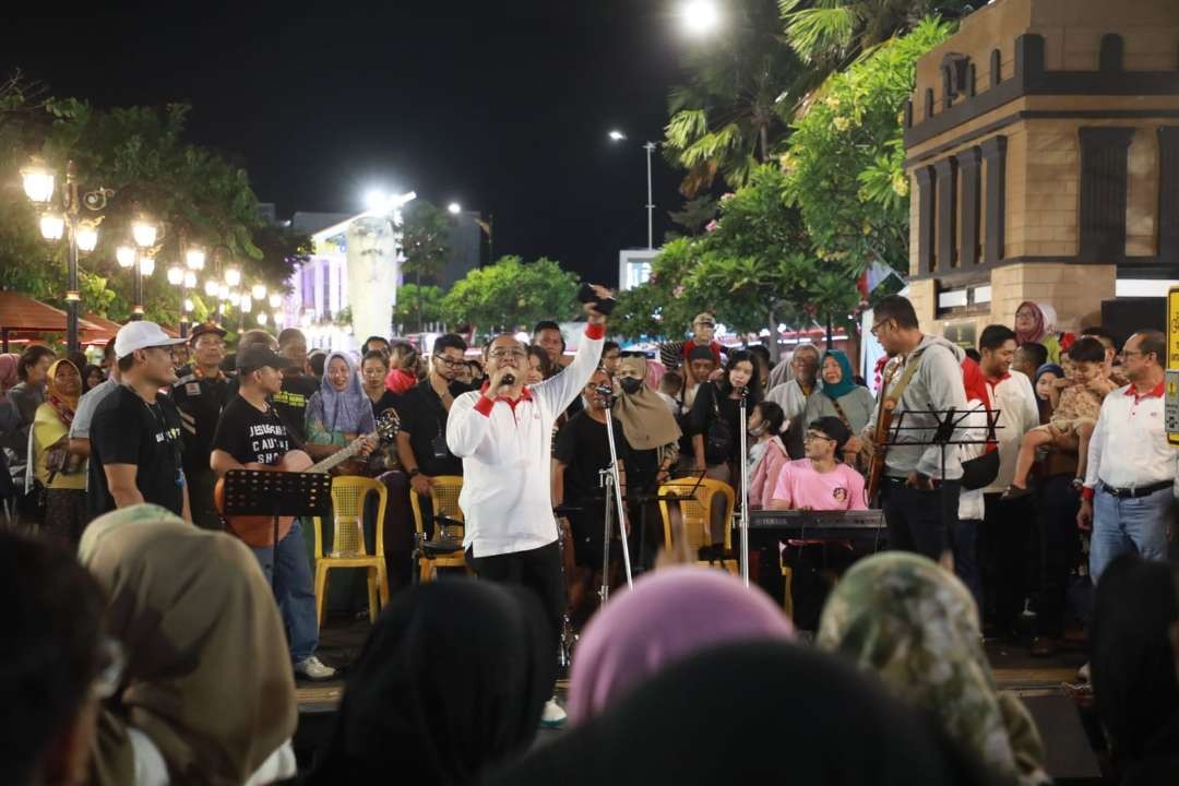 Penjabat Walikota Madiun dan warga Kota Madiun di gelaran perdana Car Free Night (CFN) di Jalan Pahlawan pada Sabtu 27 Juli  2024 malam. (Foto: madiuntoday)