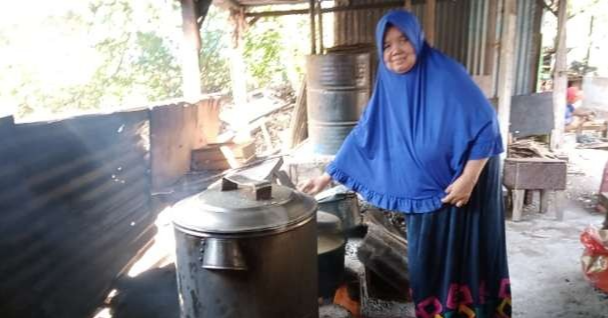 Bu Ayu, pendiri Warung Keres tidak akan meninggalkan kayu bakar untuk pertahankan cita rasa dan aroma rempah-rempah pada masakannya. (Foto: Asmanu Sudarso/Ngopibareng.id)