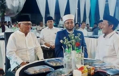 KH Ahmad Mustofa Bisri alias Gus Mustofa bersama ulama Mesir dan Ketua Umum PP GP Ansor, Ad-Din Jauharudin. (Foto: dok/ngopibareng.id)