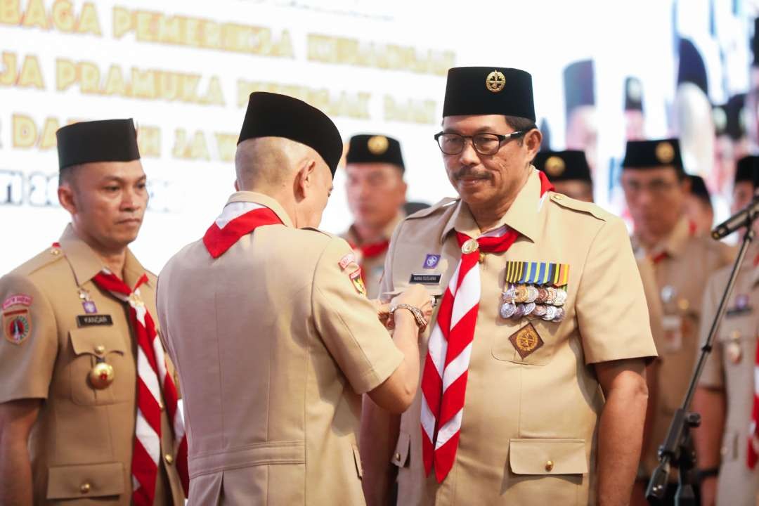 Pj Gubernur Jawa Tengah Nana Sudjana dikukuhkan sebagai Ketua Majelis Pembimbing Daerah (Mabida) Gerakan Pramuka Jateng masa bakti 2023 – 2028. (Foto: Dok Jateng)