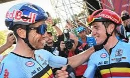 Remco Evenepoel (kanan helm merah) berhasil membawa pulang medali emas Olimpiade Paris 2024 di kelas Men's Individual Time Trial bersama Wout van Aert (kiri helm biru) sejawatnya dari Belgia. (Foto: Istimewa)