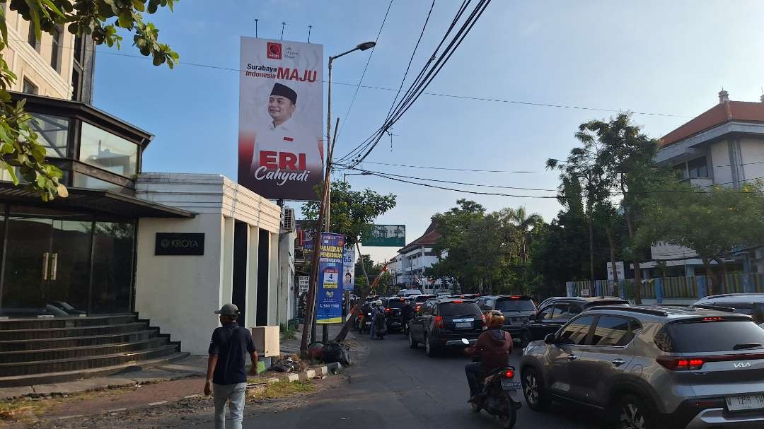 Billboard Pro Jokowi (Projo) di Jalan Indragiri, Surabaya, sebagai dukungan bagi Walikota Surabaya petahana Eri Cahyadi, yang maju kembali dalam Pilwali Surabaya 2024. (Foto: Julianus Palermo/Ngopibareng.id)