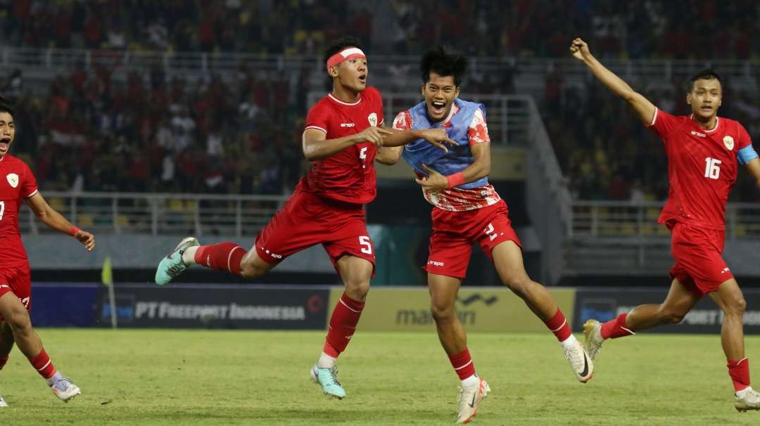 Pemain Timnas U-19, Muhammad Alfharezzi Buffon (kiri) melakukan selebrasi usai menjebol gawang Malaysia di Stadion Gelora Bung Tomo (GBT), Surabaya, Sabtu 27 Juli 2024. (Foto: Fariz Yarbo/Ngopibareng.id)