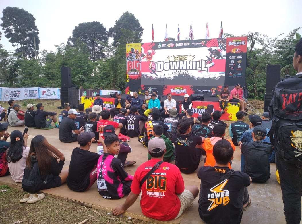 Petugas BPJS Ketenagakerjaan melakukan sosialisasi pada atlet peserta Banyuwangi Ijen Geopark Downhill (foto: istimewa)