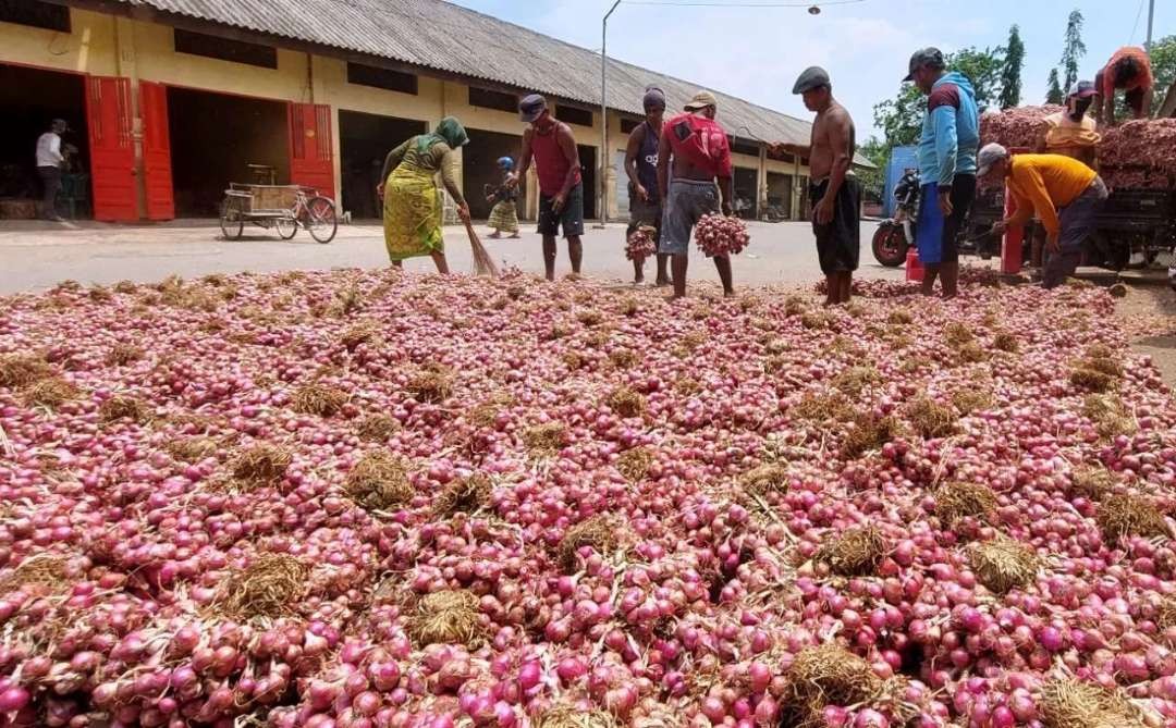 Suasana di Pasar Bawang Merah di Kecamatan Dringu,  Kabupaten Probolinggo. (Foto: Ikhsan Mahmudi/Ngopibareng.id)