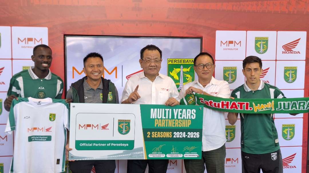 Presiden Direktur MPM Honda Jatim Suwito M dan CEO Persebaya Azrul Ananda, dan punggawa anyar Persebaya, Francisco Rivera dan Flavio Silva saat penandatanganan perpanjangan Kerjasama antara MPM Honda Jatim dan Persebaya. (Foto: Julianus Palermo/Ngopibareng.id)