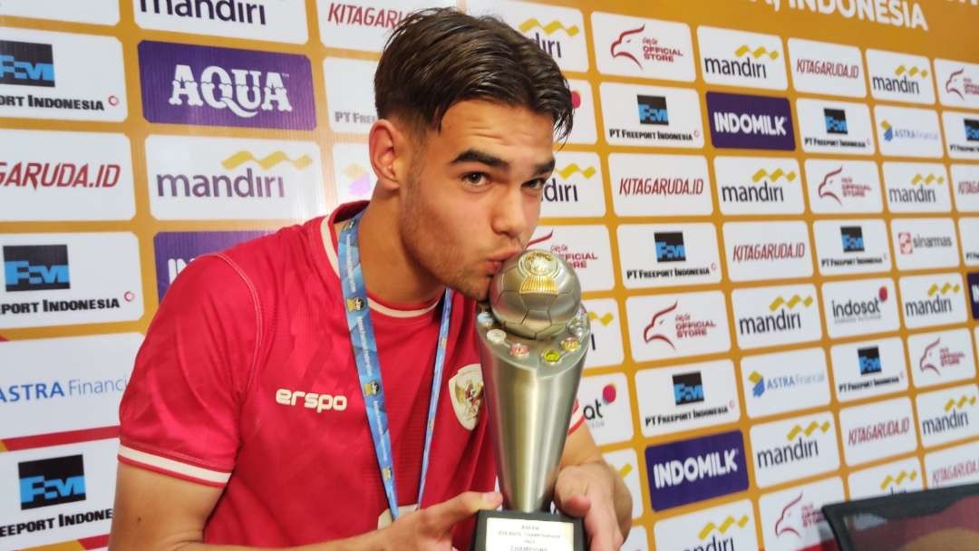 Pemain Timnas U-19 Indonesia, Jens Raven mencium tropy juara. (Foto: Fariz Yarbo/Ngopibareng.id)