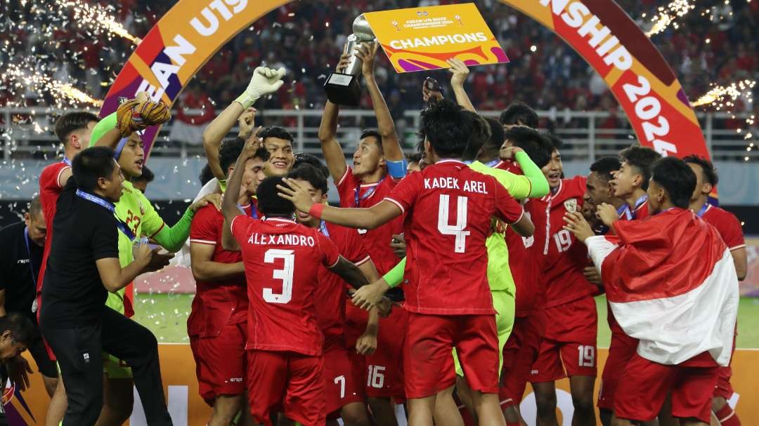 Pemain Timnas Indonesia melakukan selebrasi usai meraih gelar juara Piala AFF U-19 2024 di Stadion Gelora Bung Tomo (GBT), Surabaya, Senin 29 Juli 2024 malam. (Foto: Fariz Yarbo/Ngopibareng.id)