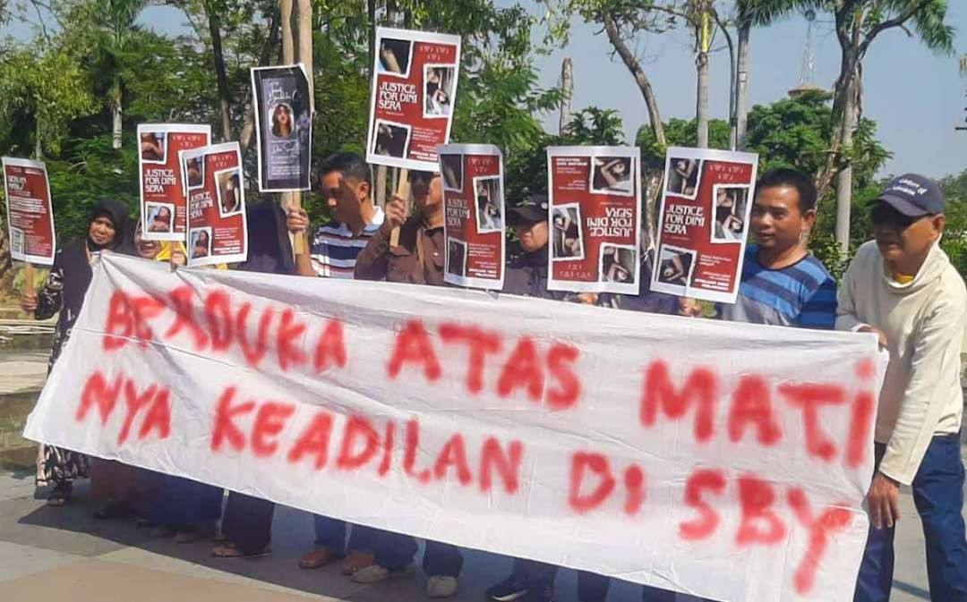 Aksi warga Sidoarjo turun jalan mencari keadilan di Alun-alun Sidoarjo atas vonis bebas terdakwa Gregorius Ronald Tannur. (Foto: Aini Arifin/Ngopibareng.id)