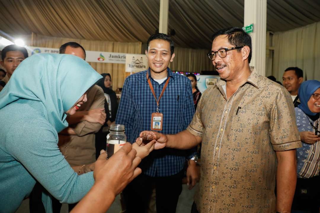 Pj Gubernur Jawa Tengah, Nana Sudjana menerima secangkir kopi dari salah satu stan Jateng Fair 2024. (Foto: Istimewa)