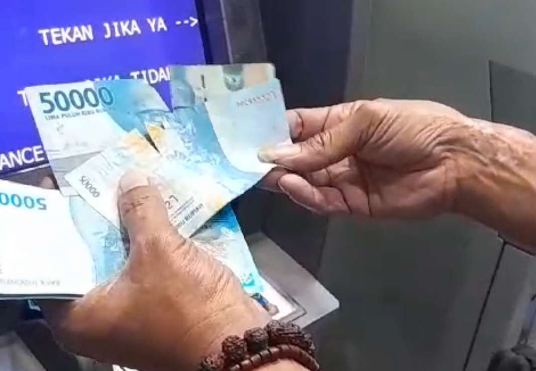 Potongan video yang menunjukkan uang rusak di ATM BRI. (Foto: Ahmad Sampurno/Ngopibareng.id)