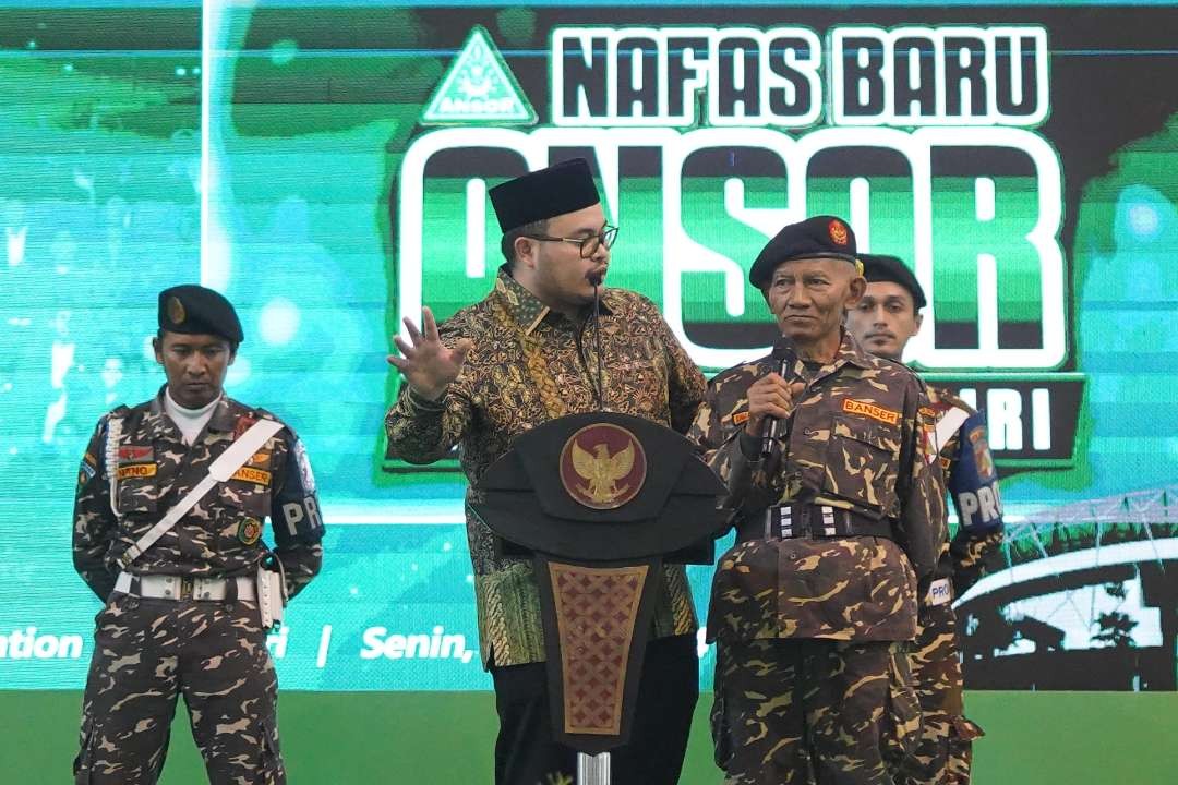 Bupati Kediri beri bantuan anggota Banser tertua di pelantikan GP Ansor. (Foto: Istimewa)