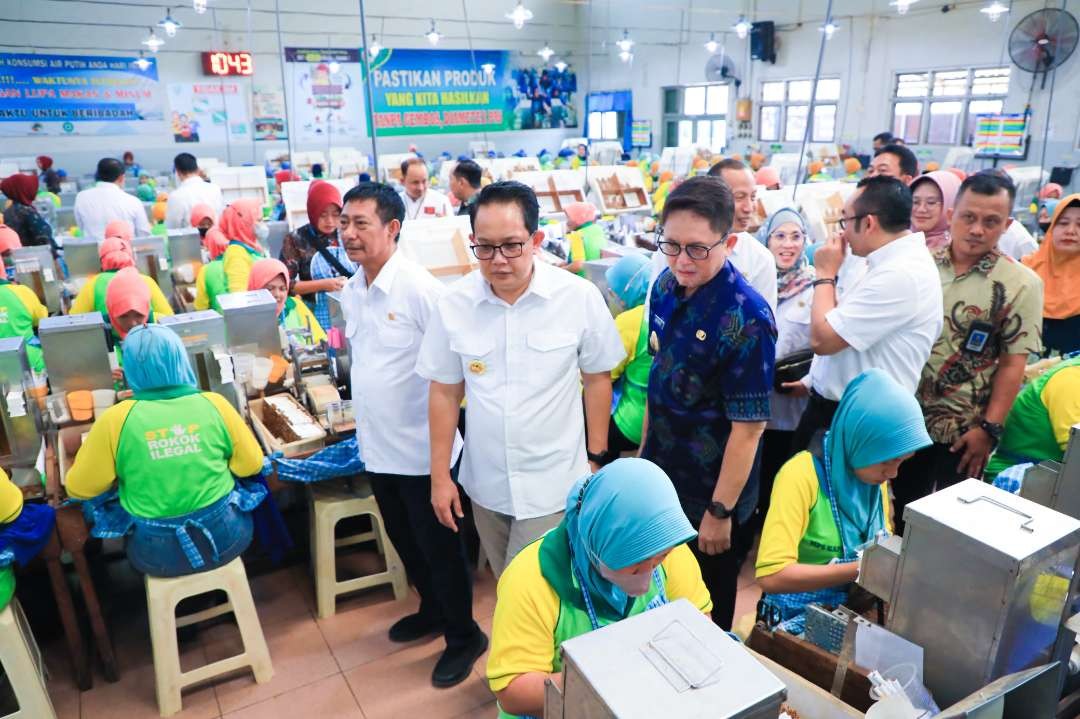 PJ Gubernur Jatim Adhy Karyono membagikan BLT DBHCHT 2024 untuk para buruh pabrik rokok. (Foto: Humas Pemprov Jatim)