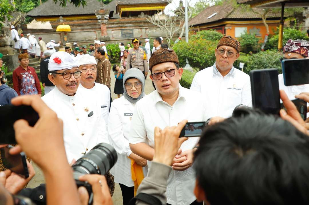 PJ Gubernur Jatim Adhy Karyono hadir di upacara Karya Tawur Agung Labuh Gentuh, Panca Wali Krama, lan Pangusaban di Pura Mandara Giri Semeru Agung. (Foto: Humas Pemprov Jatim)