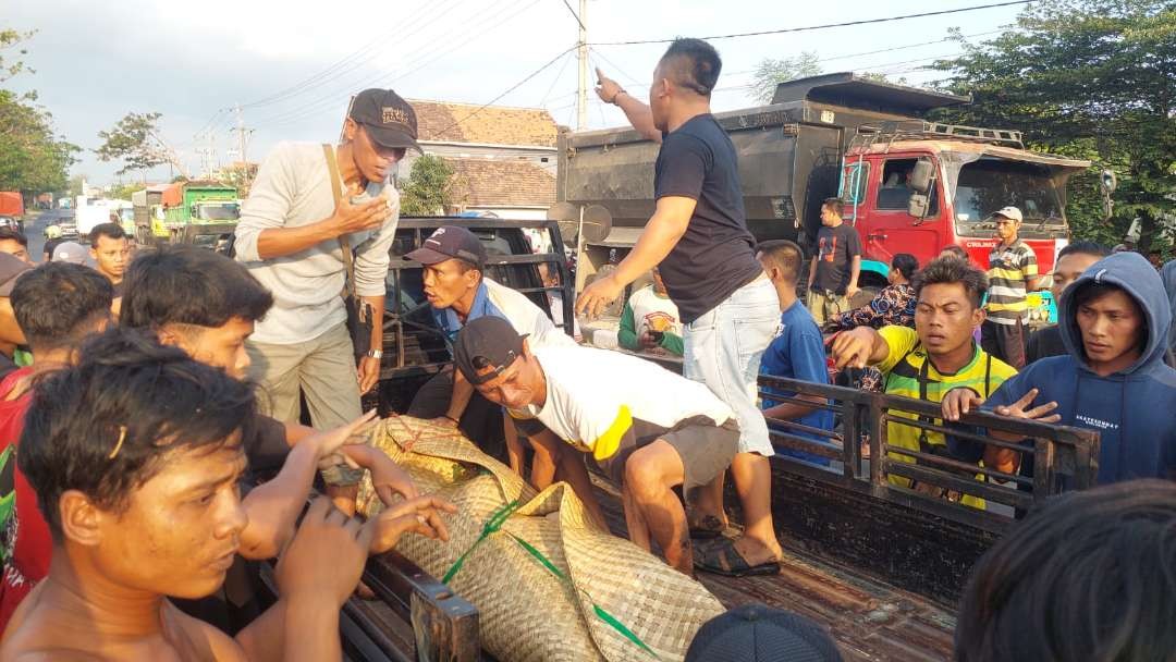 Warga mengevakuasi korban meninggal dunia akibat tertabrak kereta api di Desa Pesisir, Kecamatan Sumberasih, Kabupaten Probolinggo. (Foto: Ikhsan Mahmudi/Ngopibareng.id)