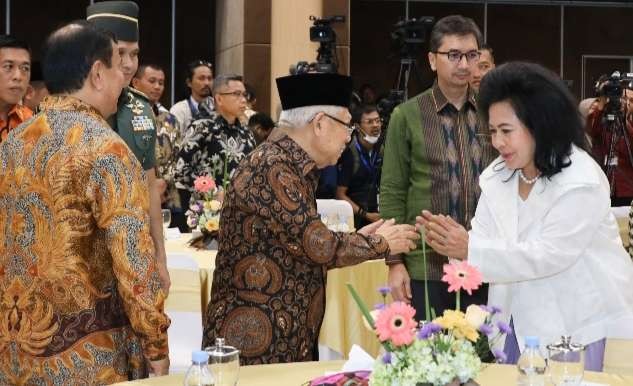 Wapres KH Ma'ruf Amim menyalami salah seorang pelaku ekonomi syariah. (Foto: Setwapres)